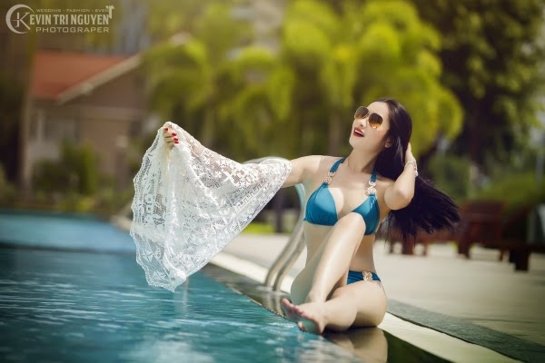 Ngắm người đẹp cùng bikini bên hồ bơi