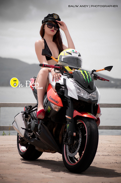 Người đẹp nóng bỏng đọ sắc cùng quái thú Kawasaki Z1000