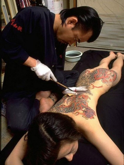 Quá trình xăm hình của 1 yakuza nữ!