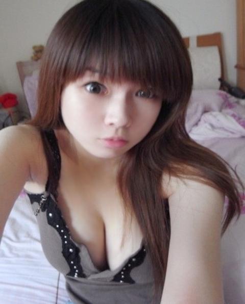 Teen china khoe vòng 1