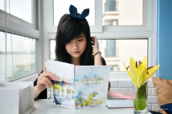Teen Girl pose hình thoải mái với quán cà phê sách Mộc Miên