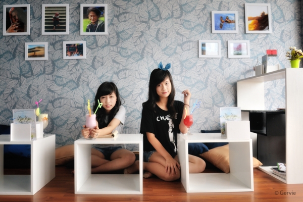 Teen Girl pose hình thoải mái với quán cà phê sách Mộc Miên