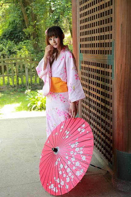 Thiếu nữ Trung Quốc điệu với kimono