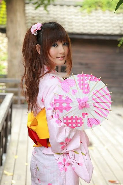 Thiếu nữ Trung Quốc điệu với kimono