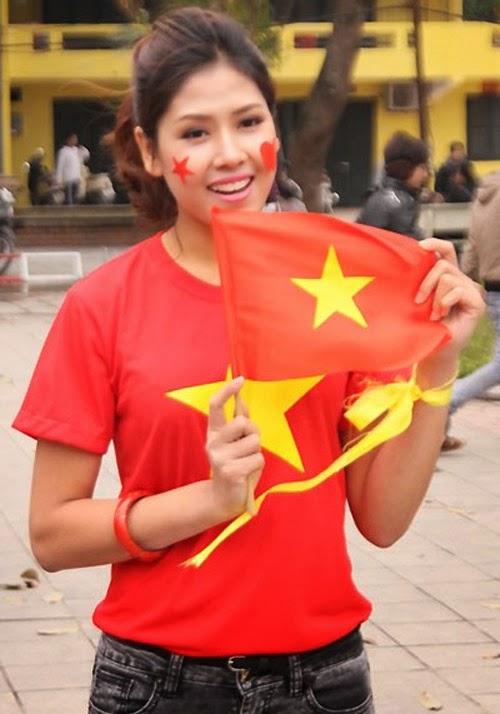 Thời trang yêu nước của các ngôi sao Việt