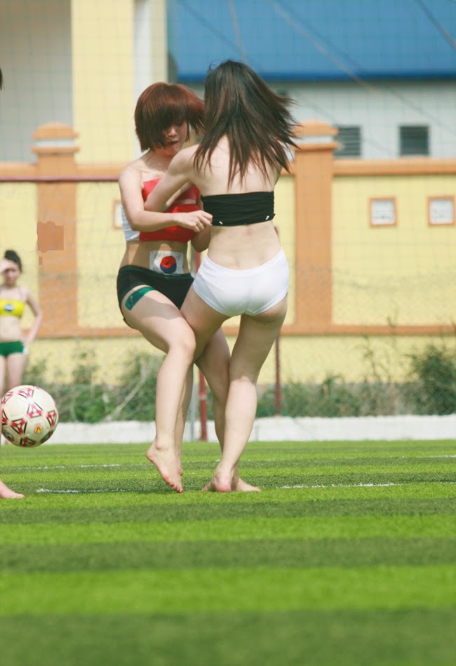 World Cup 2014: Ảnh hot girl Việt đua tài trên sân cỏ