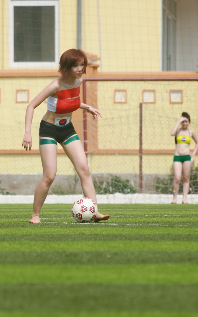 World Cup 2014: Ảnh hot girl Việt đua tài trên sân cỏ