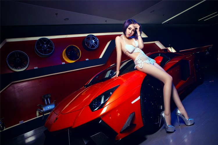 Áo lưới xuyên thấu khoe vòng 1 bốc lửa bên siêu xe Lamborghini