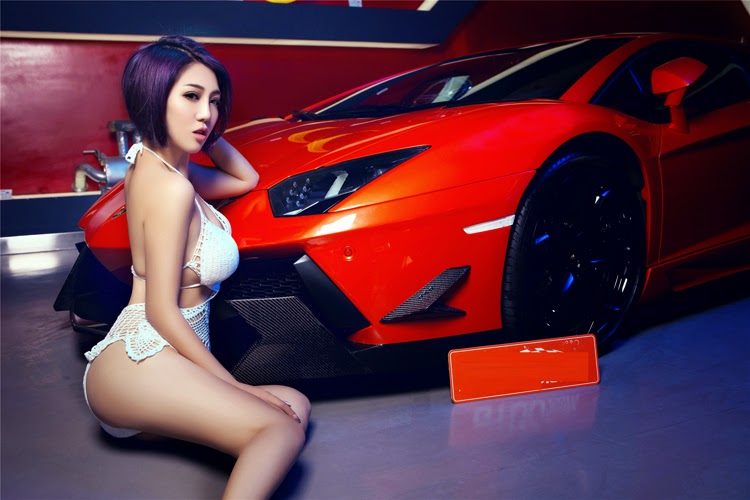 Áo lưới xuyên thấu khoe vòng 1 bốc lửa bên siêu xe Lamborghini