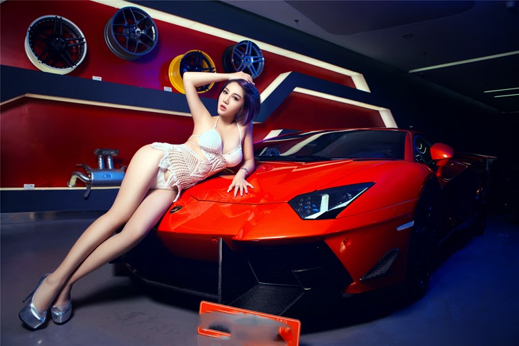 Áo lưới xuyên thấu khoe vòng 1 bốc lửa bên siêu xe Lamborghini