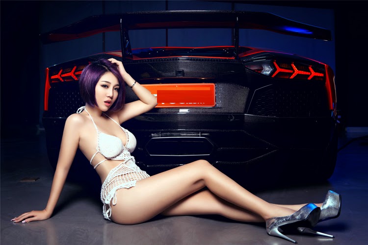 Áo lưới xuyên thấu khoe vòng 1 bốc lửa bên siêu xe Lamborghini