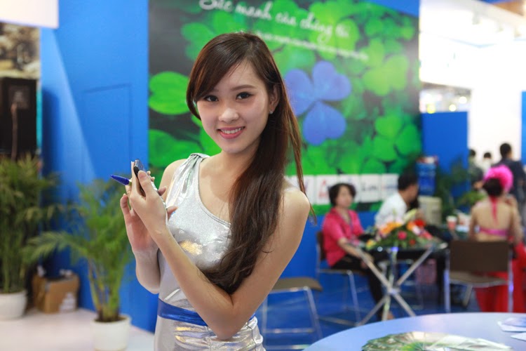 Chân dài tỏa sáng tại Mobile Vietnam 2012