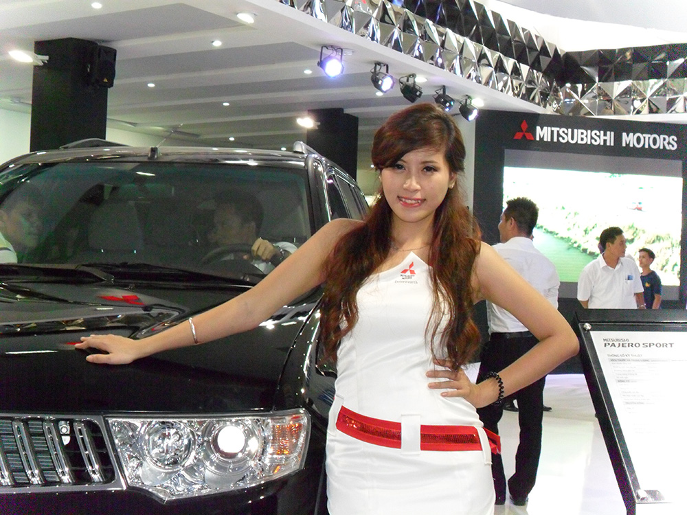 Chân dài Việt 'bừng sáng' tại triển lãm Việt Nam Motor Show 2012