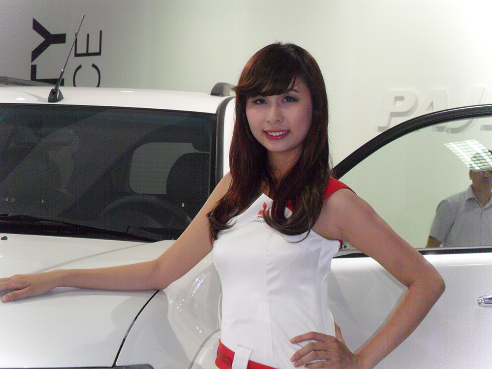 Chân dài Việt 'bừng sáng' tại triển lãm Việt Nam Motor Show 2012