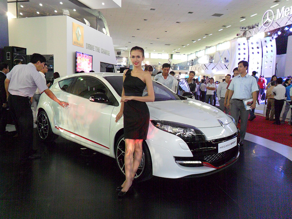 Chân dài Việt 'bừng sáng' tại triển lãm Việt Nam Motor Show 2012