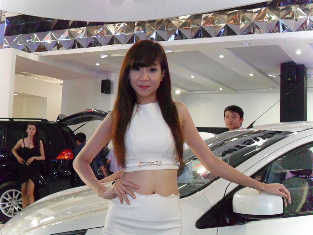 Chân dài Việt 'bừng sáng' tại triển lãm Việt Nam Motor Show 2012