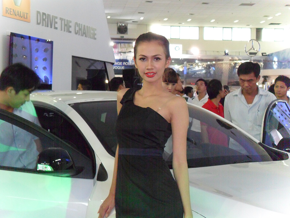 Chân dài Việt 'bừng sáng' tại triển lãm Việt Nam Motor Show 2012