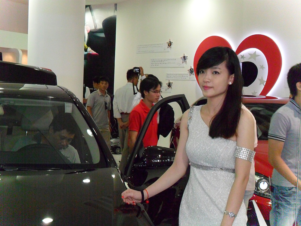 Chân dài Việt 'bừng sáng' tại triển lãm Việt Nam Motor Show 2012