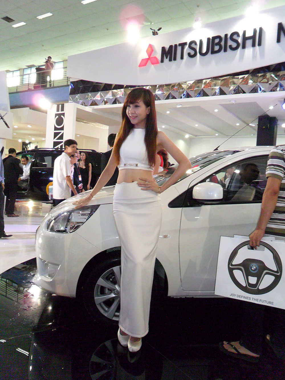 Chân dài Việt 'bừng sáng' tại triển lãm Việt Nam Motor Show 2012