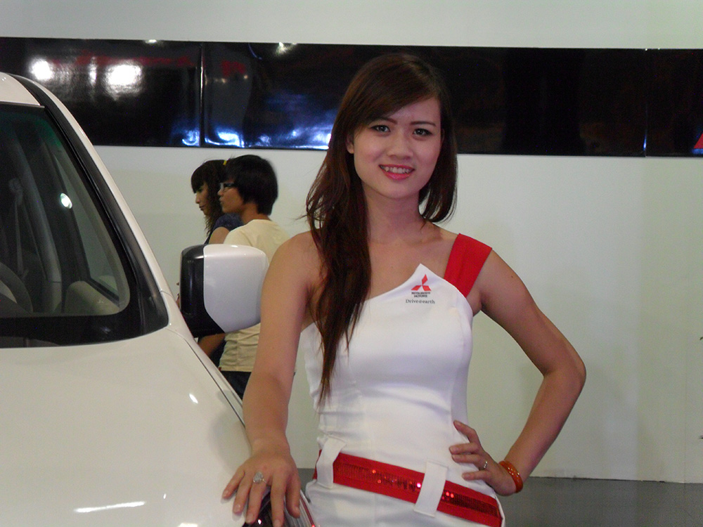 Chân dài Việt 'bừng sáng' tại triển lãm Việt Nam Motor Show 2012