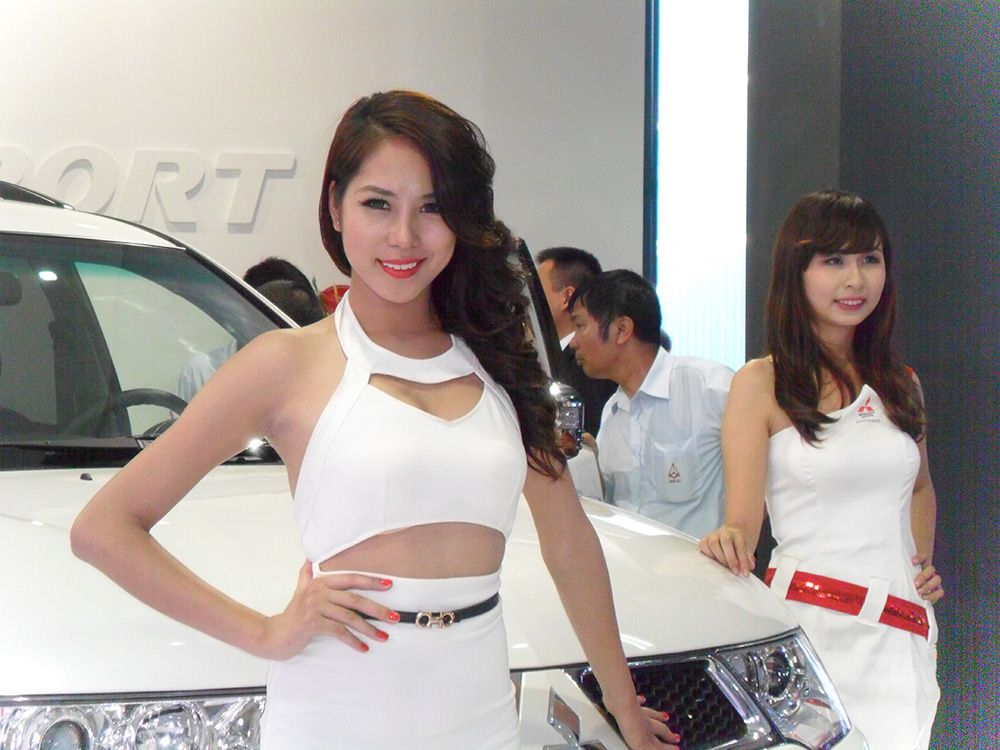 Chân dài Việt 'bừng sáng' tại triển lãm Việt Nam Motor Show 2012