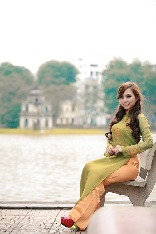 Girl việt bên hồ gươm