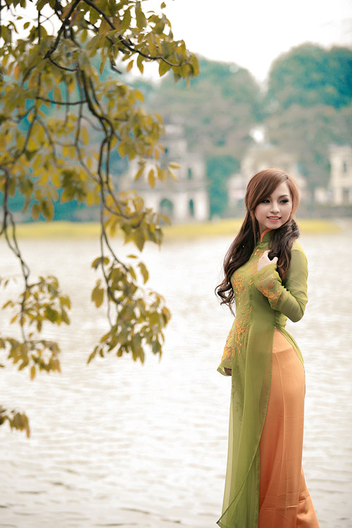 Girl việt bên hồ gươm