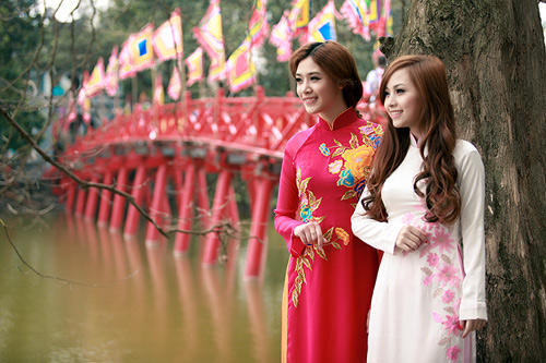 Girl việt bên hồ gươm