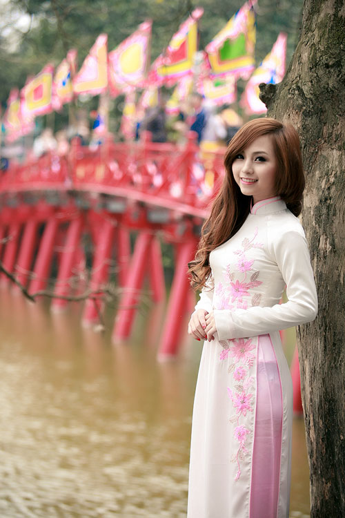 Girl việt bên hồ gươm