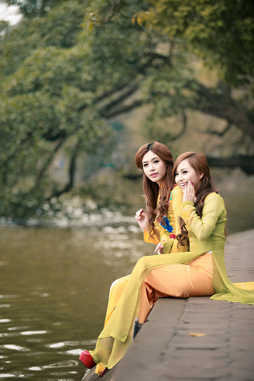 Girl việt bên hồ gươm