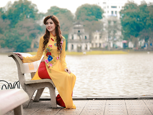 Girl việt bên hồ gươm