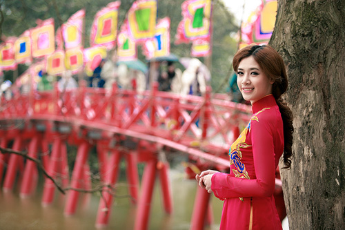 Girl việt bên hồ gươm