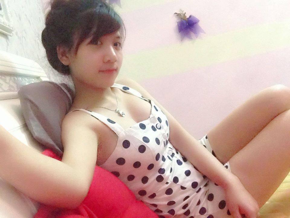 Girl xinh khoe vếu khoe chân dài trắng nõn nà