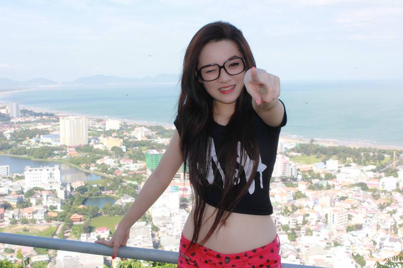 Girl xinh kute tạo dáng cùng sân cỏ bóng đá