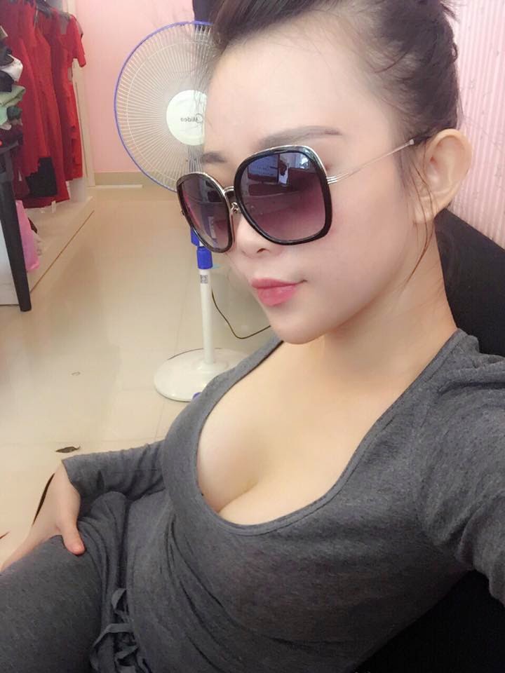 Hà Anh khoe vếu khoe mông