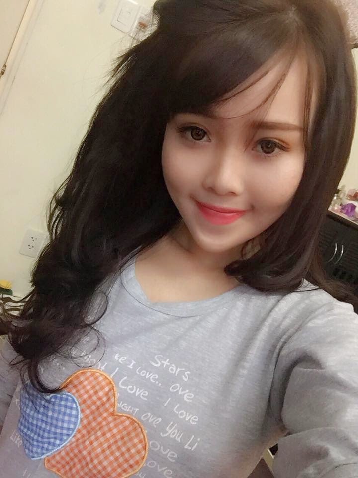 Hà Anh khoe vếu khoe mông