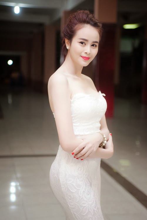 Hot girl Sài Gòn phô làn da trắng nõn