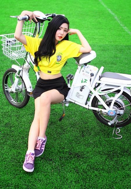 Hot girl Việt cổ vũ các đội tuyển World Cup 2014.