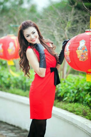 Hot girl xinh đẹp khoe sắc cùng váy đỏ