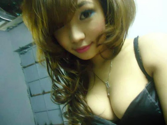 Hotgirl khoe “bưởi” và lộ hàng trên Facebook