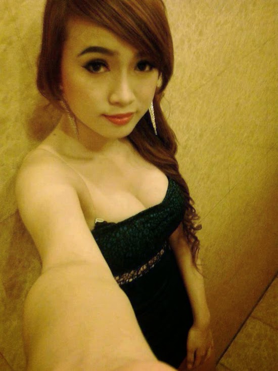 Hotgirl khoe “bưởi” và lộ hàng trên Facebook