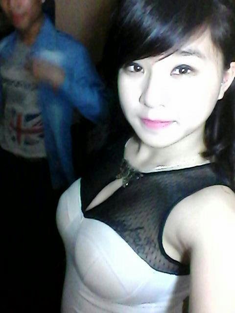 Hotgirl khoe “bưởi” và lộ hàng trên Facebook