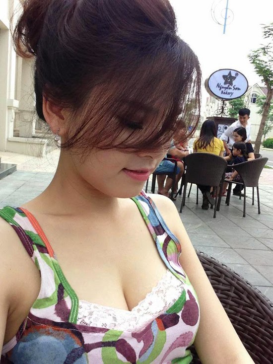 Hotgirl khoe “bưởi” và lộ hàng trên Facebook