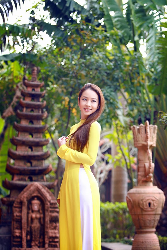 Jennifer Phạm xinh đẹp trong tà áo dài