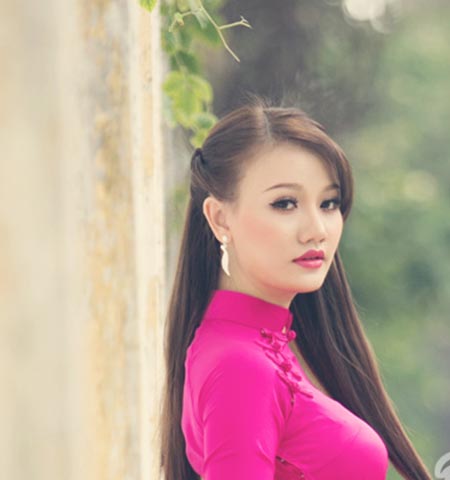 Jolie Dương dịu dàng khoe sắc trong tà áo dài