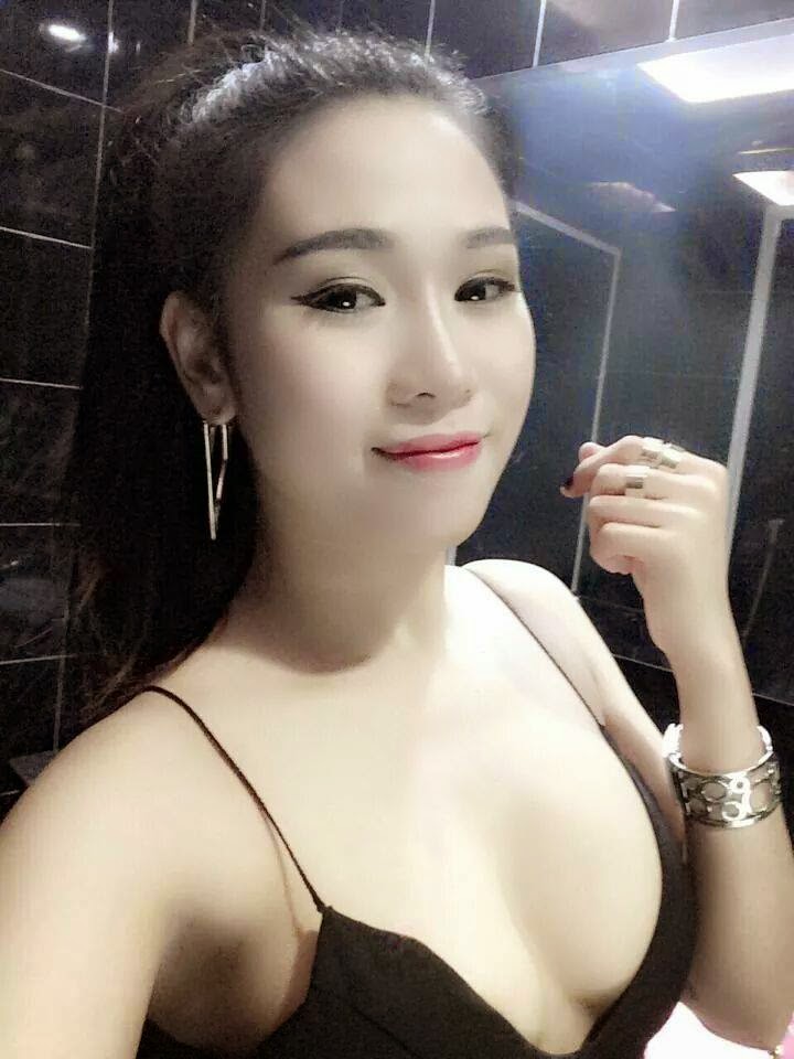 Ngắm vòng một trắng nõn nà của girl việt