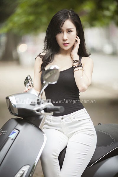 Người đẹp khoe vòng một căng tròn bên moto