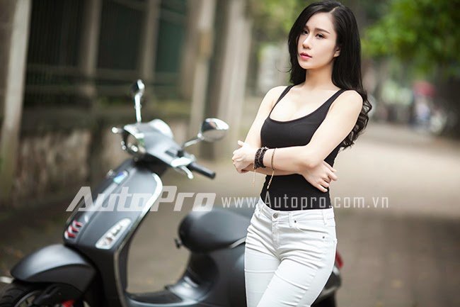 Người đẹp khoe vòng một căng tròn bên moto