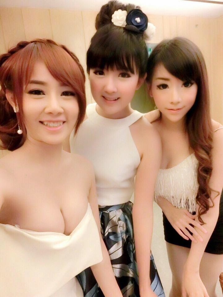 Nóng hừng hực với vòng một lấp ló của hot girl xinh đẹp