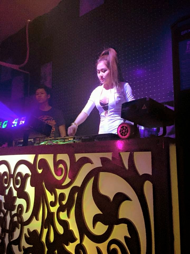 Nữ Dj khoe vòng một căng tròn